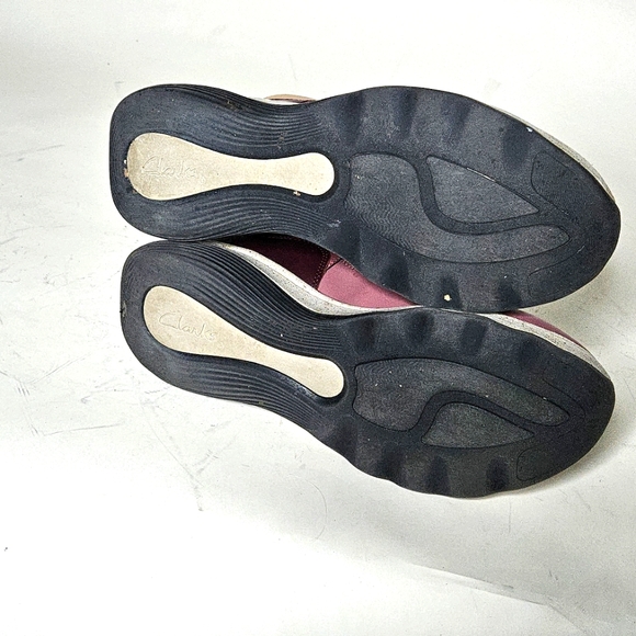 Clarks Women's Burgundy Hiking Boot. Size 9 used - Picture 3 of 5